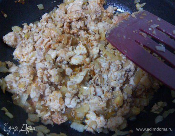 Обжариваем лук, солим его. Снимаем оболочку с сосисок и добавляем фарш к луку, солим, перчим, добавляем паприку. 