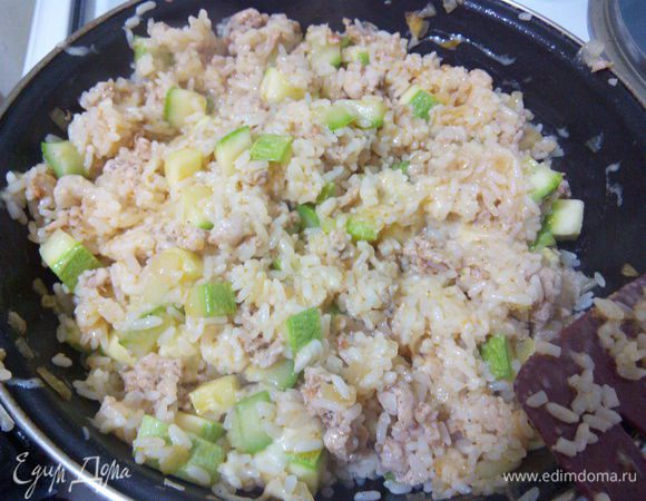 На полуготовности фарша, добавляем рис и кабачок нарезанный.  Готовим 10-15 минут. 