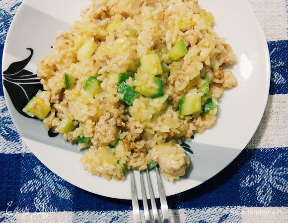 Натираем сыр на крупной терке. Добавляем к нашим ингредиентам и хорошо перемешиваем. Даем буквально 2-3 минутки потушиться и блюдо готово. Приятного аппетита.