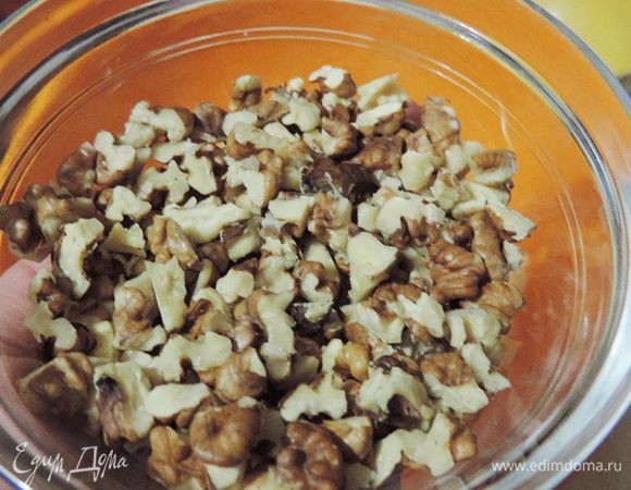 Грецкие орехи прокалываем на сухой сковороде, затем грубо нарезаем.
