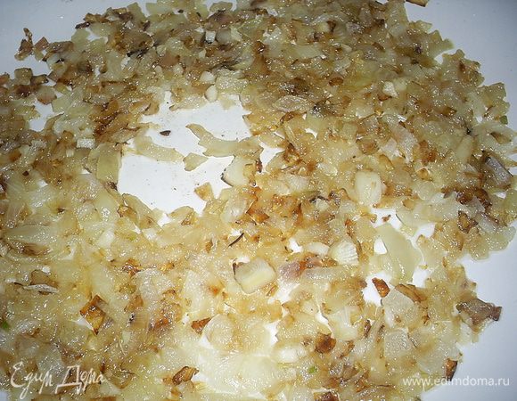 2 крупные луковицы чистим и мелко нарезаем, обжариваем на сковороде на растительном масле до золотистого цвета. 