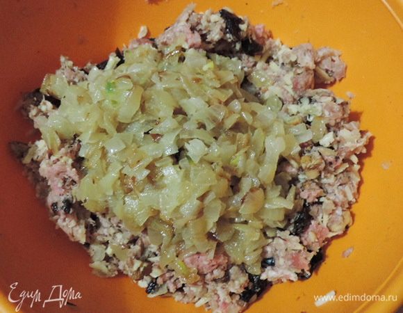Фарш я готовила сама из свиной лопатки и сала. Вместе с мясом прокручиваем третью луковицу. 
К полученному фаршу добавляем натертый сыр, нарезанный чернослив, измельченные орехи и остывший лук.
Все перемешиваем до однородности, солим по вкусу. Я еще добавила немного сухих прованских трав.