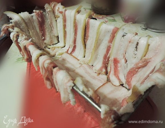 
Теперь подготовим форму. Нам понадобиться вытянутая прямоугольная форма (у моей в сечении трапеция, а не прямоугольник). Чтоб облегчить себе жизнь, можно взять сырокопченый бекон в нарезке. У меня его не оказалось, пришлось достать из морозилки свиной подчеревок и нарезать тоненькими пластинками. Чтоб нарезать получилось тонко и аккуратно, подчеревок обязательно должен быть слегка подмороженным. 
Кусочки выкладываем внахлест, чтоб они покрывали дно и стенки формы и немного свешивались вниз. Кстати, шкурку с сала можно срезать. Как видите, мы этого не сделали и ничуть об этом не пожалели.
Начиная с этого фото, фотографировал процессы брат, так что ракурс может быть слегка непривычным и необычным;)
