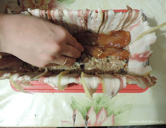 Теперь в один слой выкладываем половину маринованной курочки.