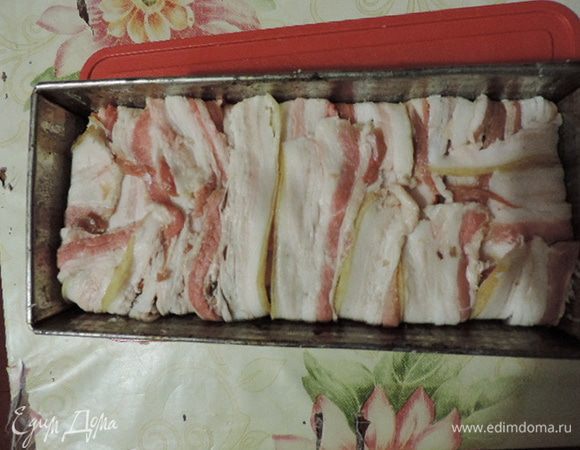 Повторяем: вторая треть фарша, курочка, оставшийся фарш. 
Накрываем фарш свисающими кусочками подчеревка. Затягиваем форму фольгой и отправляем в разогретую до 200 градусов духовку на 1,5 часа. 
Террин готов, если он отстает от стенок формы, а при его прокалывании вытекает прозрачный сок.