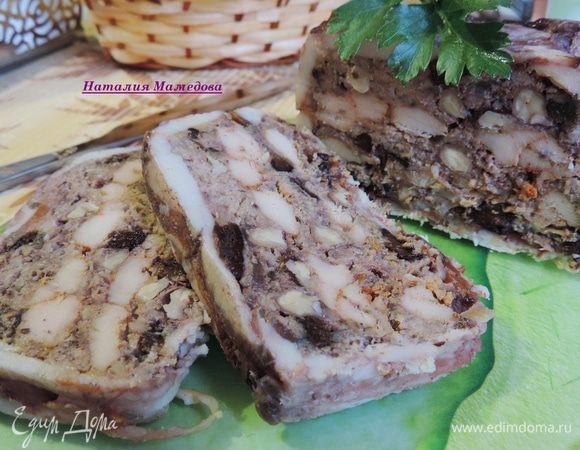 Теперь наступает ответственный момент. Сок надо слить, форму снова затягиваем фольгой. Сверху кладем дощечку (она должна лежать на самом террине, а не на бортиках формы), а на нее груз примерно 1.5 кг. Я воспользовалась прямоугольной тарелкой и бутылкой минералки:) Под грузом наш террин должен провести минимум 4-5 часов в холодном месте.  Затем груз убрать, террин достать из формы и вкушать! Приятного аппетита!