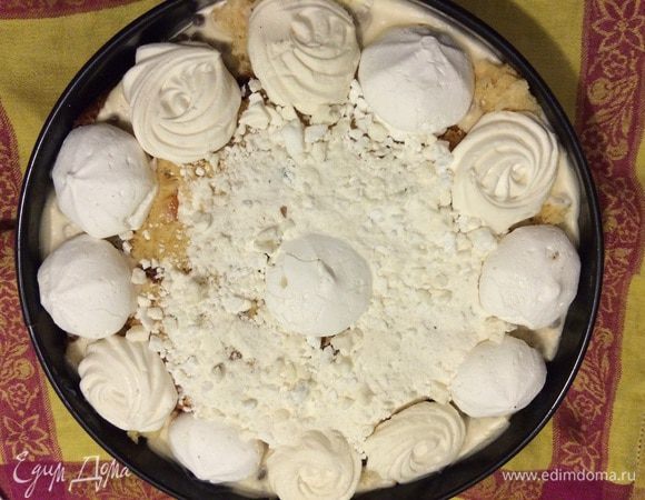 Пояснения : Маскарпоне для украшения  брала шоколадный (его продают сейчас во многих местах, но, думаю, можно к обычному ввести или грамм 50 растопленного шоколада или какао с маслом сливочным, ну, все взрослые - придумаете замену если что;) Печенья у меня - в виде лисичек, главная мыль создать иллюзию несладкого торта, фантазиия Ваша ни чем не ограничена:) Безе взяла свои готовые круглые,  но можно и магазинные, конечно. Каштаны в крем идут в идеале готовые засахаренные - трудно найти, можно пралине каким-нибудь заменить. 

Итак! Берем за основу этот рецепт
http://www.edimdoma.ru/retsepty/69061-tort-lenivyy-ne-tiramisu-dlya-vzroslyh

После этапа охлаждения торта, делаем верхний слой: утапливаем по кругу кругляши безе, заполняем пустоты между ними кремом, отложенным от основного (удобно с помощью кондитерского мешка).