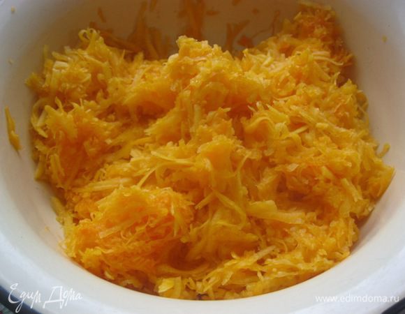 Тем временем натереть тыкву на крупной терке.
* Указан вес - очищенной от кожи и семян тыквы.