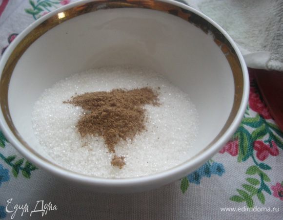 Сахар смешать с корицей.