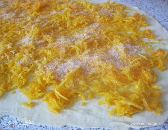 Равномерно выложить начинку, присыпать сахаром с корицей.