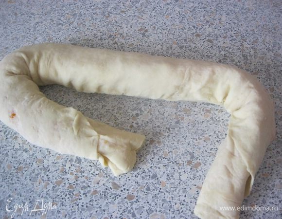 Плотно скрутить в рулет, с широкой стороны края защепить.