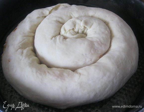 Завернуть в виде улитки, переложить в форму.