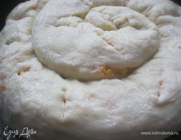 Сделать надрезы.
Смазать вертуту оливковым маслом и присыпать сахаром.
Выпекать в духовке (разогретой до 170 С) 55-60 минут.