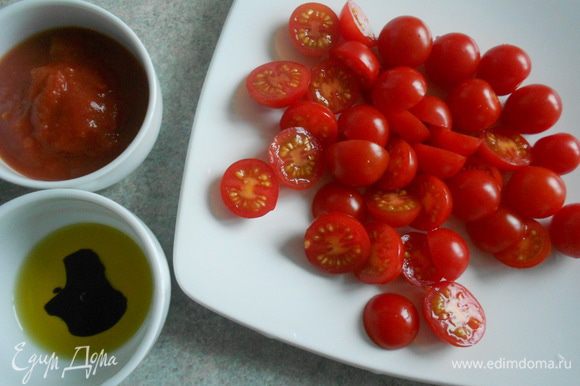 Помидоры нарежьте половинками. Приготовьте рубленные томаты в собственном соку и смешайте в миске 2 ст.л. масла и бальзамико.