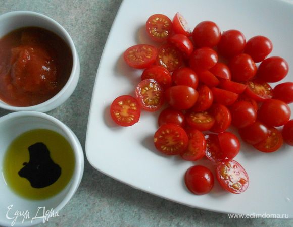 Помидоры нарежьте половинками. Приготовьте рубленные томаты в собственном соку и смешайте в миске 2 ст.л. масла и бальзамико.