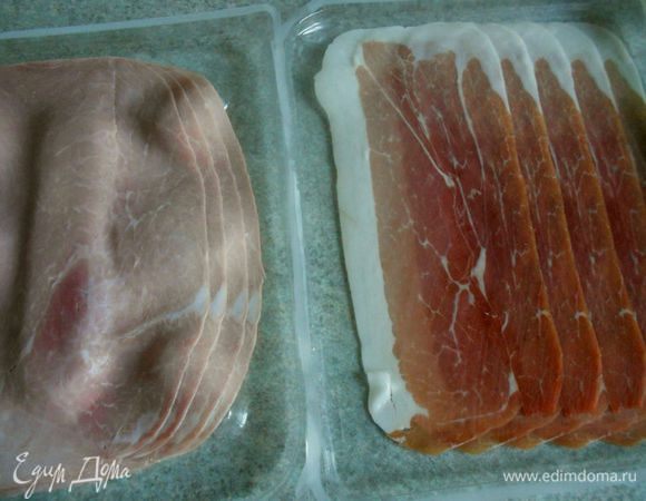 Ветчину я пробовала разную. Сыровяленная, конечно, пикантнее, но это не критично. Важно, чтобы она была очень тонко нарезана! У меня большие ломтики, поэтому я разрезала их на 2 части. Каждую произвольно смять в неплотный комочек.