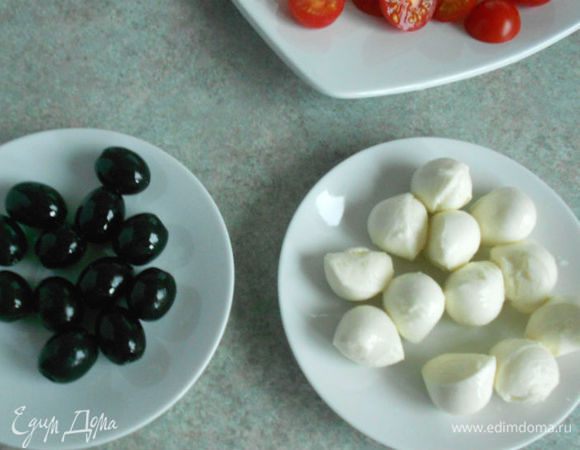 Приготовьте оливки и моцареллу, т.е. выньте их из рассола. Помойте базилик и оборвите листочки.