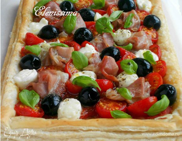 Шарики моцареллы можно поделить руками на половинки и выложить на пирог. Распределить базилик, приправить свежемолотым чёрным перцем и полить оставшимся оливковым маслом. Всё! :-) 