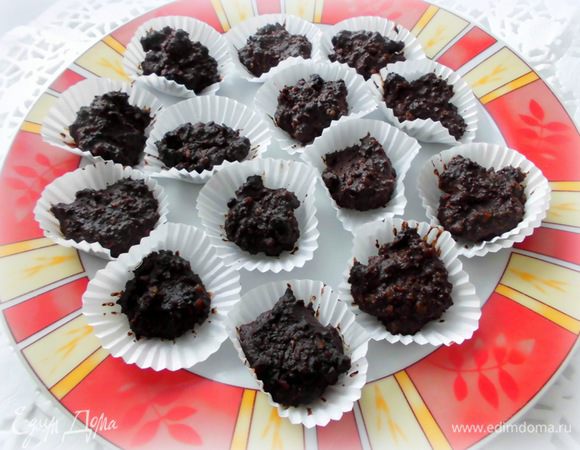 Выложить шоколадно-ореховую массу в бумажные формочки для конфет. Поставить в холодильник или морозилку, чтобы они застыли. 
Приятного аппетита!