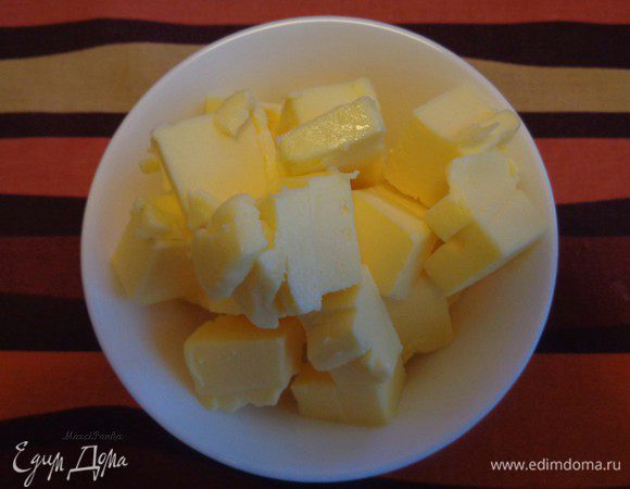 Предварительно прогреть духовку до 200°C.

Сливочное масло порезать кубиками и оставить нагреваться до комнатной температуры.

