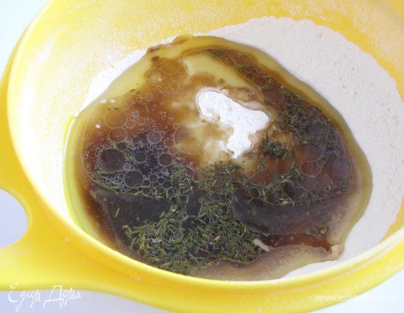 Просеять в миску муку вместе с солью, добавить оливковое масло, белое вино и кофе. Кофе добавлять постепенно, в процессе замешивания теста. Тесто  должно получится мягким, но не липнуть к рукам.