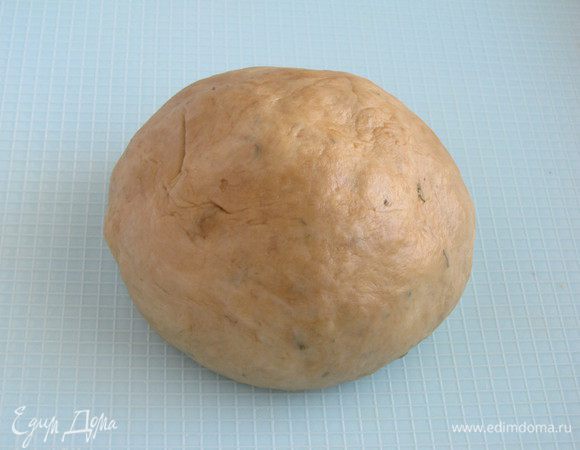 Сформировать из теста шар и оставить его на некоторое время под пленкой отдохнуть. А пока займемся начинкой.