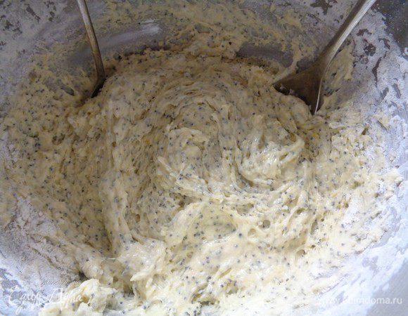 Миксером смешать сметану, яйца, ваниль, лимонный сок и растопленное сливочное масло до однородности. 

Осторожно, но быстро смешать жидкие и сухие ингредиенты. В конце добавить мак.