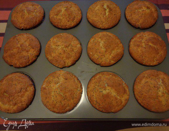 Выпекать 18-20 минуты до золотистого цвета. Также готовность можно проверить, проткнув деревянной палочкой. Если маффины готовы, то она будет сухой. 

Вынуть форму из духовки и дать постоять 5 минут. Затем можно вынуть маффины из формы и остудить на решётке.