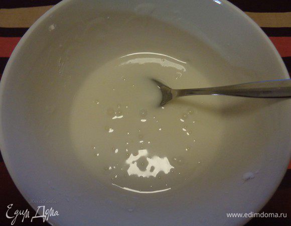 Подавать тёплыми со сливочным маслом или полить сверху глазурью.

Для глазури смешать сахарную пудру и лимонный сок до однородности.