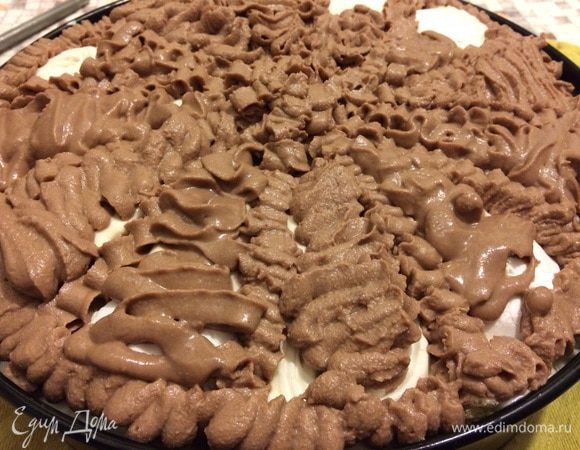 Взбиваем сливки, предназначенные для украшения и по ложке вводим шоколадный Маскарпоне комнатной температуры. В кондитерский мешок - и немного творчества:)