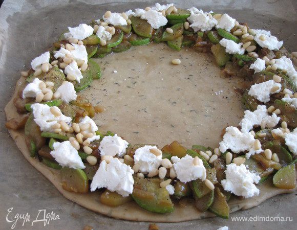 Сверху выложить козий сыр и кедровые орешки. Присыпать  ароматными травами по вкусу, например - душицей, тимьяном или розмарином. Козий сыр мне также пришлось заменить на рикотту. После новогодних праздников ассортимент сыров  в наших магазинах значительно уменьшился:) В следующий раз обязательно повторю с козьим сыром, думаю, будет еще вкуснее!