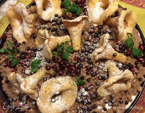 А дальше, гранатные зерна, печенья-грибы, мята, сахарная пудра-иней.
