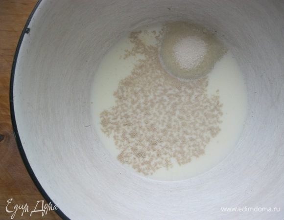 В теплом молоке растворить дрожжи с сахаром. Дать постоять минут 10.