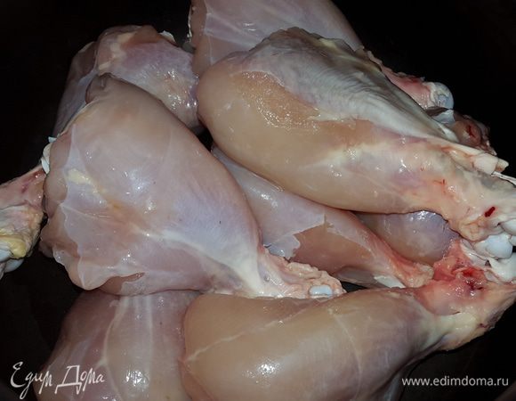 Голени помыть, очистить от кожи и сложить в небольшую кастрюльку.