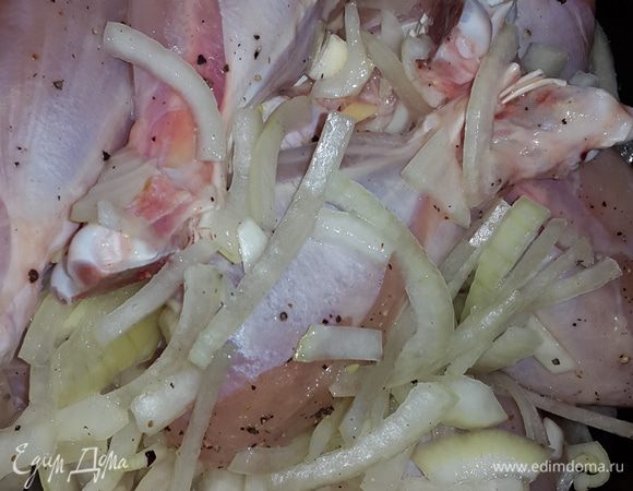 Крупную луковицу нарезать на четверть кольца и добавить к голеням. Посолить, поперчить, добавить немного воды (буквально 1/3 стакана), перемешать руками, накрыть крышкой и поставить на самый медленный огонь примерно на 30 минут. Блюдо готово, когда мясо начнет отходить от кости.