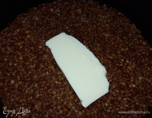 Гречку перебрать, промыть под проточной водой, посолить, добавить воды, чтобы покрывала гречку не более чем на 1 см, добавить кусочек масла, накрыть крышкой и тоже поставить на самый медленный огонь. Когда вода испарится, выключить и укутать кастрюлю в полотенце.