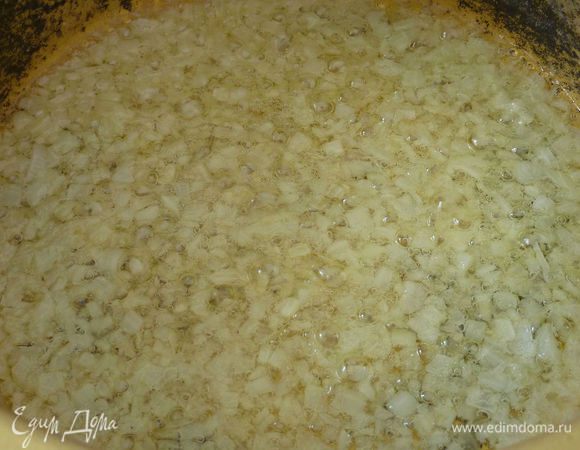 Отварить пасту на минуту меньше, чем требует производитель. 

В кастрюле разогреть оливковое масло и сливочное. Лук порезать мелко и обжарить минут 5 на среднем огне. 