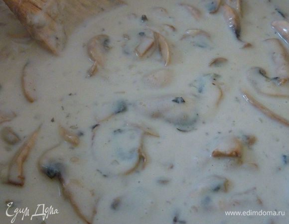 Разогреть духовку на 200 гр. К грибам добавить молоко и сливки, помешивая поварить пока не загустеет. Снять с огня, посолить и поперчить. 

