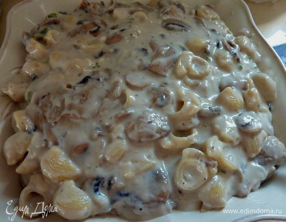 Добавить в пасту тёртый сыр и зелень. Перемешать. 
Вылить в смазанную маслом форму.
