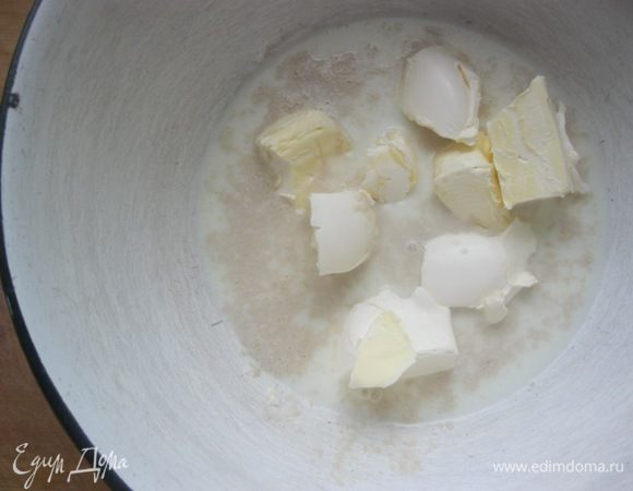 Добавить нарезанный небольшими кусочками мягкий маргарин, перемешать.