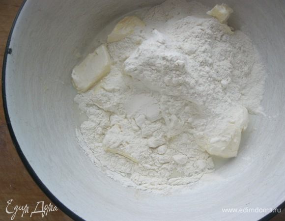 Постепенно добавить муку. Тесто должно получиться мягким и не липнущим к рукам.

У меня как и у автора рецепта, ушло ровно 3,5 стакана муки.