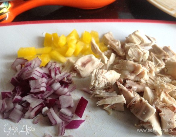 Духовку разогрейте до 180 градусов. Мелко порежьте лук, болгарский перец и остатки курицы.