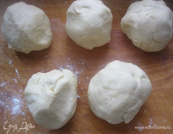 Разделить тесто на 5 частей.
Каждую часть раскатать в круг D ~16 см.