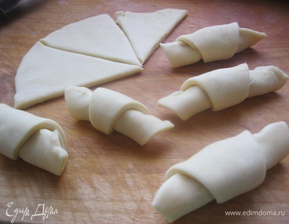 На каждый треугольник выложить начинку( ~0.5 ч.л.), закрутить в виде рогалика.

Варенье для начинки должно быть густым.
У меня получилось 40 штук.