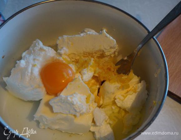 В отдельной емкости растираем мягкое сливочное масло, рикотту, крупное яйцо, ванильный экстракт, цедру