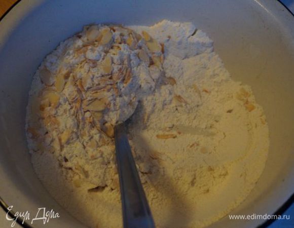 Смешиваем орехи с мукой