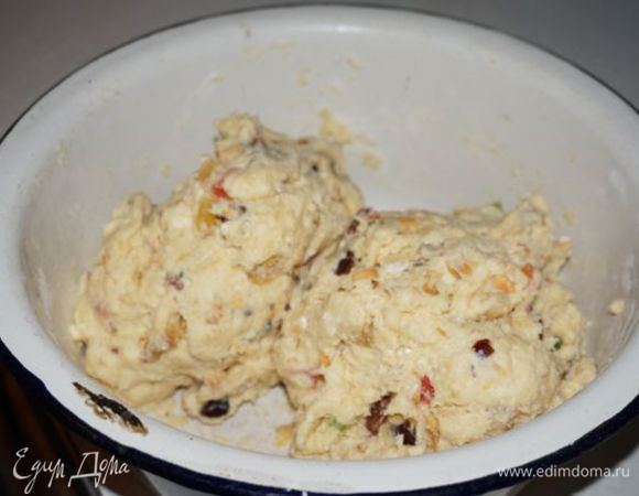 Вымешиваем мягкое тесто и делим его на две части