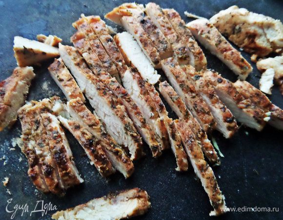 Филе отбиваем, обсыпаем приправами и жарим с обеих сторон по 5 минут. Нарежем на полоски. Можно брать отварную курицу.