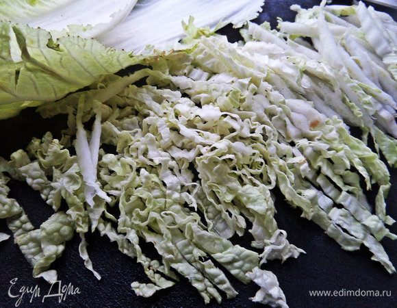 Капусту нашинкуем тоже полосками.