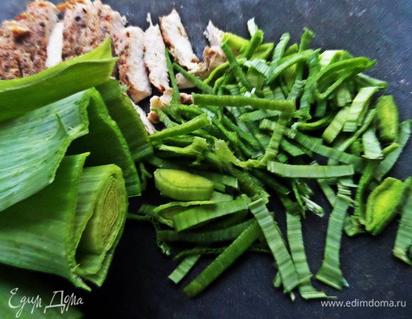 Порей нарежем соломкой, примерно горсть.